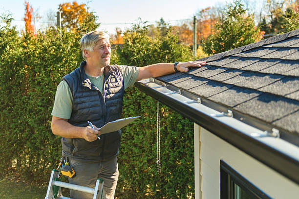 Professional Roofing technician working in Daisetta, TX